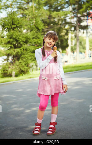 Petite fille avec de la crème glacée Banque D'Images