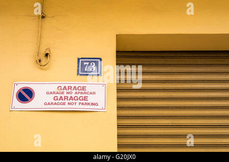 No parking sign mal traduit et avec le grammer à Tenerife, Îles Canaries, Espagne Banque D'Images