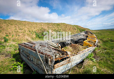 Vieux bateau en bois par la plage, dans le village de Keiss, Caithness Scotland UK Banque D'Images