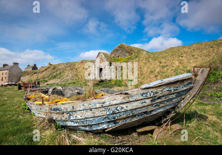 Vieux bateau en bois par la plage, dans le village de Keiss, Caithness Scotland UK Banque D'Images