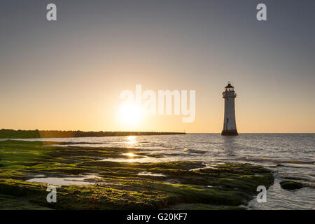 New Brighton et la perche Rock Lighthouse au coucher du soleil Banque D'Images