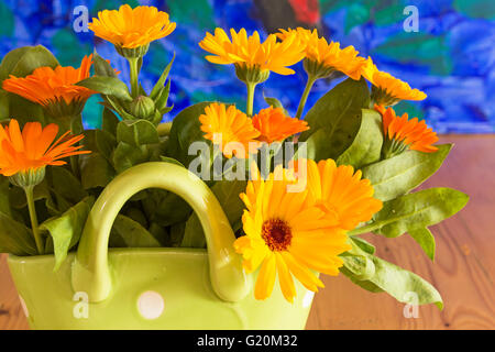 Marigold dans un panier sur une table en bois. Banque D'Images