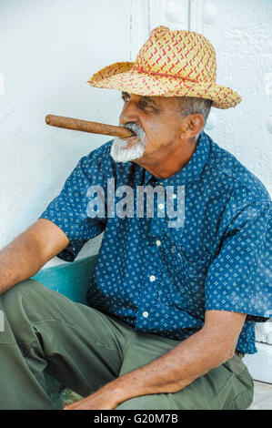 La HAVANE, CUBA - le 6 juin 2013 homme cigare cubain de fumée tout en regardant dans la rue sur l'appareil photo à La Havane, Cuba. Banque D'Images