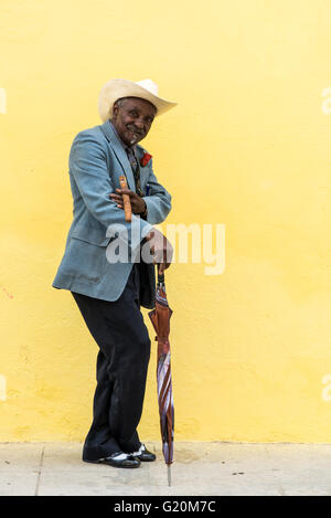 La Havane, Cuba - 27 septembre 2015 : big man smoking traditionnels cubains cigare cubain sur fond mur jaune à La Havane, Cuba Banque D'Images