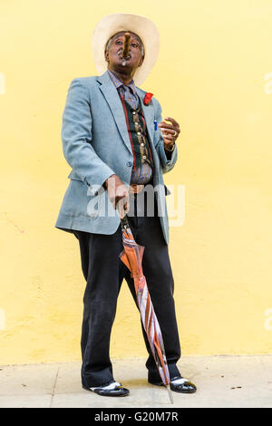 La Havane, Cuba - 27 septembre 2015 : big man smoking traditionnels cubains cigare cubain sur fond mur jaune à La Havane, Cuba Banque D'Images