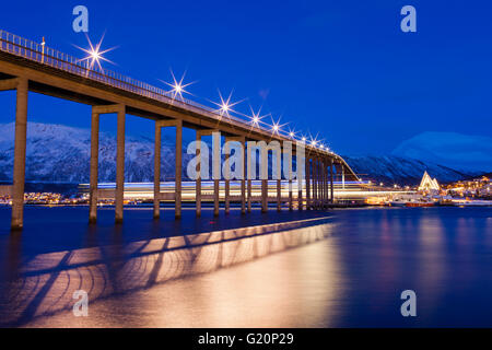 Tromsø (Tromso) Bridge at night, lumière d'un ferry en passant par le dessous est vu Banque D'Images