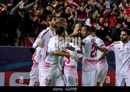 Les joueurs de Séville célébrer après avoir marqué 1-0 lors de la Ligue des Champions du groupe D match de foot entre FC Séville et la Juventus au stade Ramon Sanchez Pizjuan de Séville, Espagne, le 8 décembre, 2015 Banque D'Images