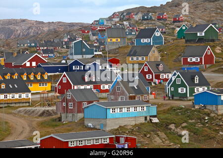 Vue générale du village Inuit de Tasilaaq, dans l'Est du Groenland Banque D'Images