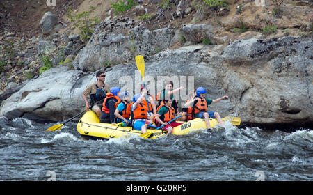 Famille et amis lors d'une excursion en rafting. Banque D'Images