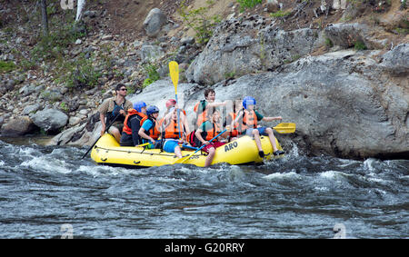 Famille et amis lors d'une excursion en rafting. Banque D'Images