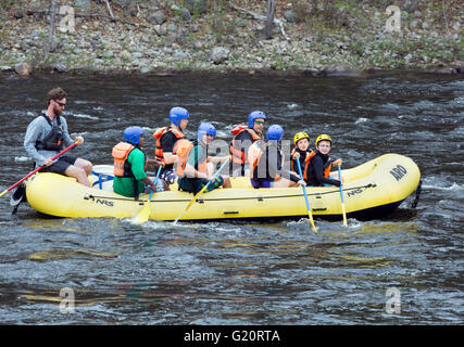 Famille et amis lors d'une excursion en rafting. Banque D'Images