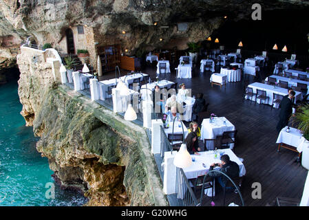 La célèbre Grotta Palazzese restaurant, situé dans une grotte dans les rochers, à Polignano a Mare, Pouilles, Italie Banque D'Images