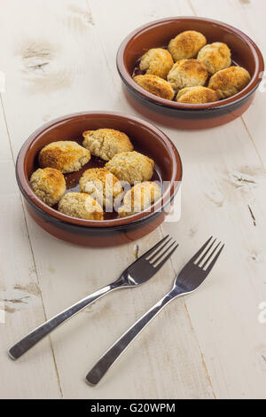 Croquettes farcies au jambon espagnol sur un tableau blanc Banque D'Images