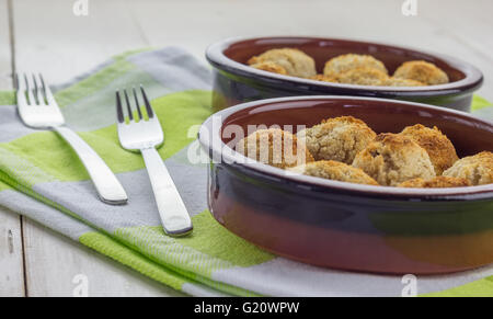 Croquettes de jambon espagnol Tapas, sur un tableau blanc Banque D'Images