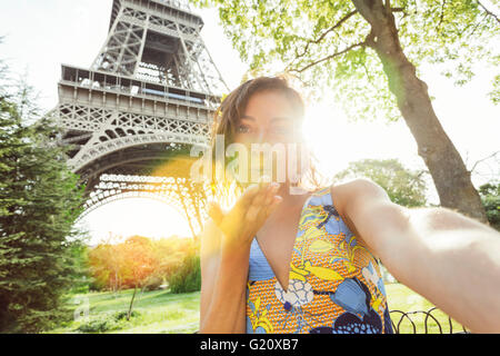 Jeune femme en visite à Paris Banque D'Images