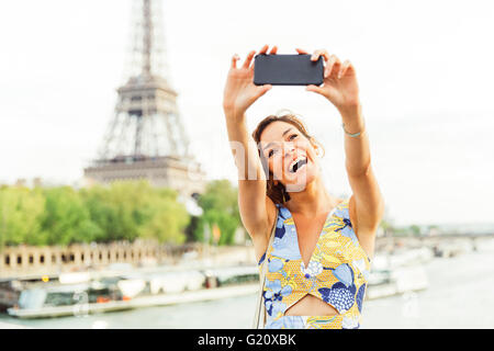 Jeune femme en visite à Paris Banque D'Images