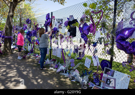 Femme photographiant Prince sur la clôture des souvenirs avec des ballons et des fleurs pourpres. Paisley Park Chanhassen Minnesota MN USA Banque D'Images