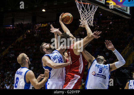 Ante Tomic (C ), joueur de Croatie, tire la balle plus Giannis Bourousis (R ) et Kostas Sloukas (L ), les joueurs de la Grèce, lors de la Coupe du Monde de Basket-ball FIBA 2014 match de la phase de groupe, le 3 septembre 2014 à Séville, Espagne Banque D'Images