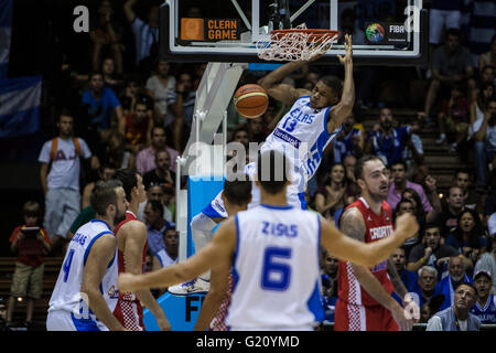Giannis Antetokounmpo (C ), le joueur de la Grèce, fait un slam dunk lors de la Coupe du Monde de Basket-ball FIBA 2014 match de la phase de groupe, le 3 septembre 2014 à Séville, Espagne Banque D'Images