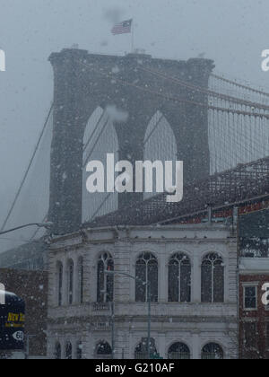 New York - Etats-Unis. 2014 Tempête de neige a été l'une des plus dures de l'histoire récente. Pont de Brooklyn peut difficilement être vu Banque D'Images