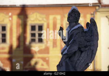 La sculpture baroque couverte de neige dans Pocatky, République tchèque. Banque D'Images