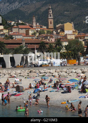 France, Menton, plage avec transats Banque D'Images