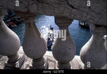 Une télécabine traverse le Grand Canal à Venise, Italie. Cette image a été prise du Pont du Rialto Banque D'Images