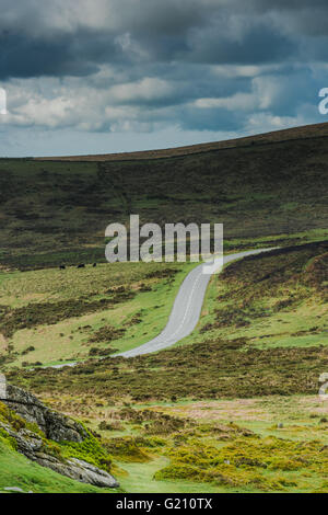 Loney sur route des collines dans le Dartmoor, Devon, UK Banque D'Images