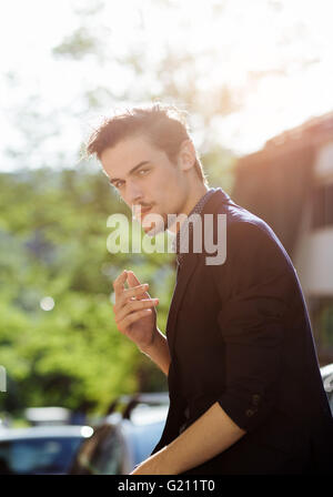 Portrait of man smoking a cigarette Banque D'Images