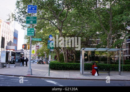 Un arrêt de bus sur la rue de Francfort près de l'eau Rue du port maritime de South Street, Manhattan, New York. Banque D'Images