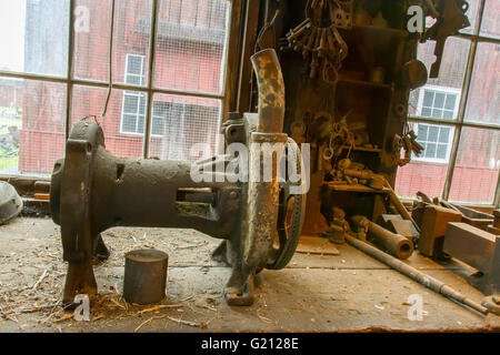 Outils Vintage sur l'établi dans la vieille machine shop. Banque D'Images