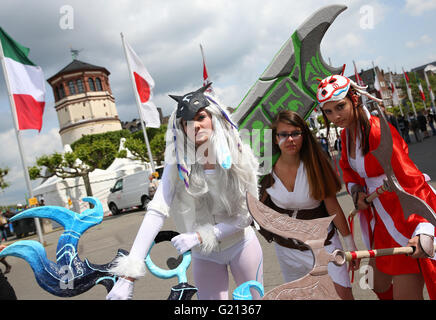 Düsseldorf, Allemagne. 21 mai, 2016. Les visiteurs portant les costumes vus durant la journée du Japon à Duesseldorf, Allemagne, 21 mai 2016. Des milliers de passionnés ont assisté à la Journée du Japon, avec beaucoup d'entre eux portant des costumes de Cosplay. L'événement met en vedette les arts japonais et sports et culiminates dans un feu d'artifice dans la soirée. Photo : DAVID YOUNG/dpa/Alamy Live News Banque D'Images