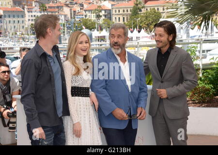 Cannes, France. Le 11 mai, 2016. CANNES, FRANCE - 21 MAI : Directeur Jean-Francois Richet, Erin Moriarty, Mel Gibson et Diego Luna assister au sang 'Père' photocall lors de la 69 e assemblée annuelle du Festival du Film de Cannes au Palais des Festivals le 21 mai 2016 à Cannes, France. © Frédéric Injimbert/ZUMA/Alamy Fil Live News Banque D'Images