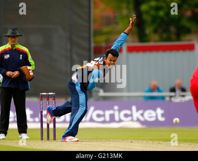 Old Trafford, Manchester, Royaume-Uni. 21 mai, 2016. T20 Natwest Blast. Par rapport à la foudre Lancashire Derbyshire Falcons. Le Derbyshire Falcons batteur Shiv Thakor bols. Credit : Action Plus Sport/Alamy Live News Banque D'Images