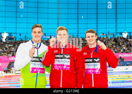 Centre aquatique, London, UK, 21 mai 2016. Championnats de natation européenne. 50m brasse finale. Les lauréats montrent leurs médailles, Stevens (l), tourbé (m), Murdoch (r). Favorite britannique Adam tourbé remporte la médaille d'or en 26.66, avec la 2e nageur Ross Murdoch prenant le bronze à 27,31, tandis que l'argent va vers slovène Peter John Stevens en 27,09. Credit : Imageplotter News et Sports/Alamy Live News Banque D'Images