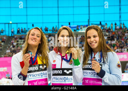 Centre aquatique, London, UK, 21 mai 2016. Championnats de natation européenne. Women's 1500m nage libre. Les gagnants montrer leurs médailles Boglarka hongroise Kapas (m) remporte l'or en 15:50,22. L'Espagne prend les deux d'argent et de bronze, Belmonte Garcia (l) remporte l'argent en 16:00.20 et Marina Vilas Vidal (r) remporte le bronze en 16:01,25. Credit : Imageplotter News et Sports/Alamy Live News Banque D'Images