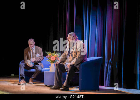 Wimborne, Dorset, UK. 21 mai 2016. De son festival du marché se ferme avec l'acteur brian blessed présentation à un auditoire à l'Allendale Centre. Suivie d'une signature de son dernier livre 'Pandemonium' absolue. Credit : Gillian Downes/Alamy Live News Banque D'Images