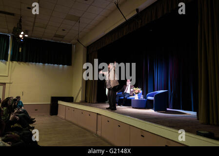 Wimborne, Dorset, UK. 21 mai 2016. De son festival du marché se ferme avec l'acteur brian blessed présentation à un auditoire à l'Allendale Centre. Suivie d'une signature de son dernier livre 'Pandemonium' absolue. Credit : Gillian Downes/Alamy Live News Banque D'Images