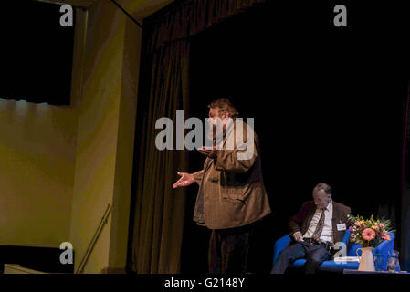 Wimborne, Dorset, UK. 21 mai 2016. De son festival du marché se ferme avec l'acteur brian blessed présentation à un auditoire à l'Allendale Centre. Suivie d'une signature de son dernier livre 'Pandemonium' absolue. Credit : Gillian Downes/Alamy Live News Banque D'Images