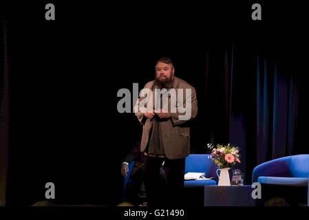 Wimborne, Dorset, UK. 21 mai 2016. De son festival du marché se ferme avec l'acteur brian blessed présentation à un auditoire à l'Allendale Centre. Suivie d'une signature de son dernier livre 'Pandemonium' absolue. Credit : Gillian Downes/Alamy Live News Banque D'Images