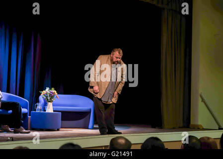 Wimborne, Dorset, UK. 21 mai 2016. De son festival du marché se ferme avec l'acteur brian blessed présentation à un auditoire à l'Allendale Centre. Suivie d'une signature de son dernier livre 'Pandemonium' absolue. Credit : Gillian Downes/Alamy Live News Banque D'Images