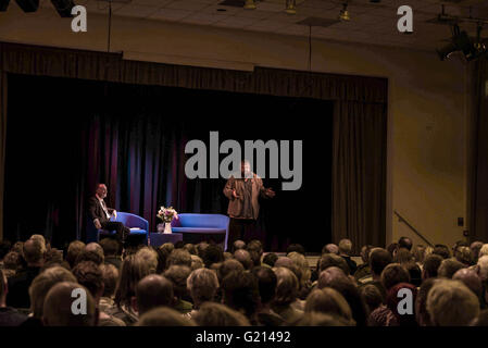 Wimborne, Dorset, UK. 21 mai 2016. De son festival du marché se ferme avec l'acteur brian blessed présentation à un auditoire à l'Allendale Centre. Suivie d'une signature de son dernier livre 'Pandemonium' absolue. Credit : Gillian Downes/Alamy Live News Banque D'Images