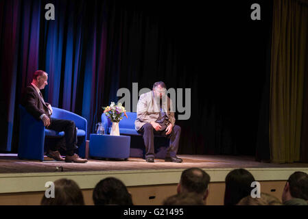 Wimborne, Dorset, UK. 21 mai 2016. De son festival du marché se ferme avec l'acteur brian blessed présentation à un auditoire à l'Allendale Centre. Suivie d'une signature de son dernier livre 'Pandemonium' absolue. Credit : Gillian Downes/Alamy Live News Banque D'Images