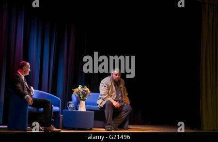 Wimborne, Dorset, UK. 21 mai 2016. De son festival du marché se ferme avec l'acteur brian blessed présentation à un auditoire à l'Allendale Centre. Suivie d'une signature de son dernier livre 'Pandemonium' absolue. Credit : Gillian Downes/Alamy Live News Banque D'Images