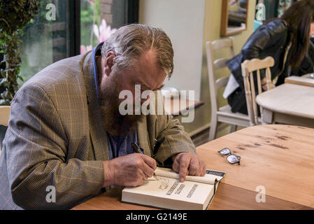 Wimborne, Dorset, UK. 21 mai 2016. De son festival du marché se ferme avec l'acteur brian blessed présentation à un auditoire à l'Allendale Centre. Suivie d'une signature de son dernier livre 'Pandemonium' absolue. Credit : Gillian Downes/Alamy Live News Banque D'Images