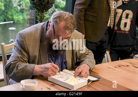 Wimborne, Dorset, UK. 21 mai 2016. De son festival du marché se ferme avec l'acteur brian blessed présentation à un auditoire à l'Allendale Centre. Suivie d'une signature de son dernier livre 'Pandemonium' absolue. Credit : Gillian Downes/Alamy Live News Banque D'Images