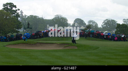 21.05.2016. Le K Club, Straffan, France. Dubai Duty Free Irish Open Golf Championship Round 3. Une vue de la ligne de spectateurs autour du 6e vert dans la pluie. Banque D'Images