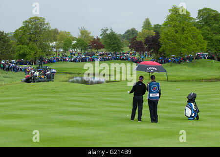 21.05.2016. Le K Club, Straffan, France. Dubai Duty Free Irish Open Golf Championship Round 3. Vue de la 6e vert avec Danny Willett parle à son caddy dans l'avant-plan. Banque D'Images