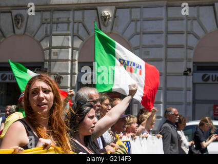 Roma, Italie. 21 mai, 2016. Un cortège de milliers de personnes ont manifesté contre la violence des groupes néo-fascistes. Dans la capitale se sont réunis de fascistes et nationalistes européens et anti-fascistes Rome a répondu avec une autre parade. Sur la place, les partisans ont chanté Bonjour Belle, se rappelant de la violence et de la mort introduite par le fascisme. La procession, avec des chansons et des discours, puis est passé dans les rues de la ville, communiquer avec les citoyens et les migrants. © Elisa Bianchini/Pacific Press/Alamy Live News Banque D'Images