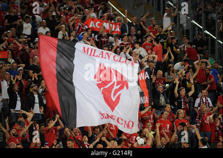 Stadio Olimpico, Rome, Italie. 21 mai, 2016. Coppa Italia final. L'AC Milan contre la Juventus. Fans de Milan © Plus Sport Action/Alamy Live News Banque D'Images